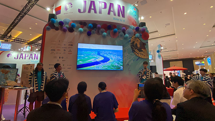 リンデンホール。2024年バリで開催された世界水フォーラムで地元の川について発表する様子