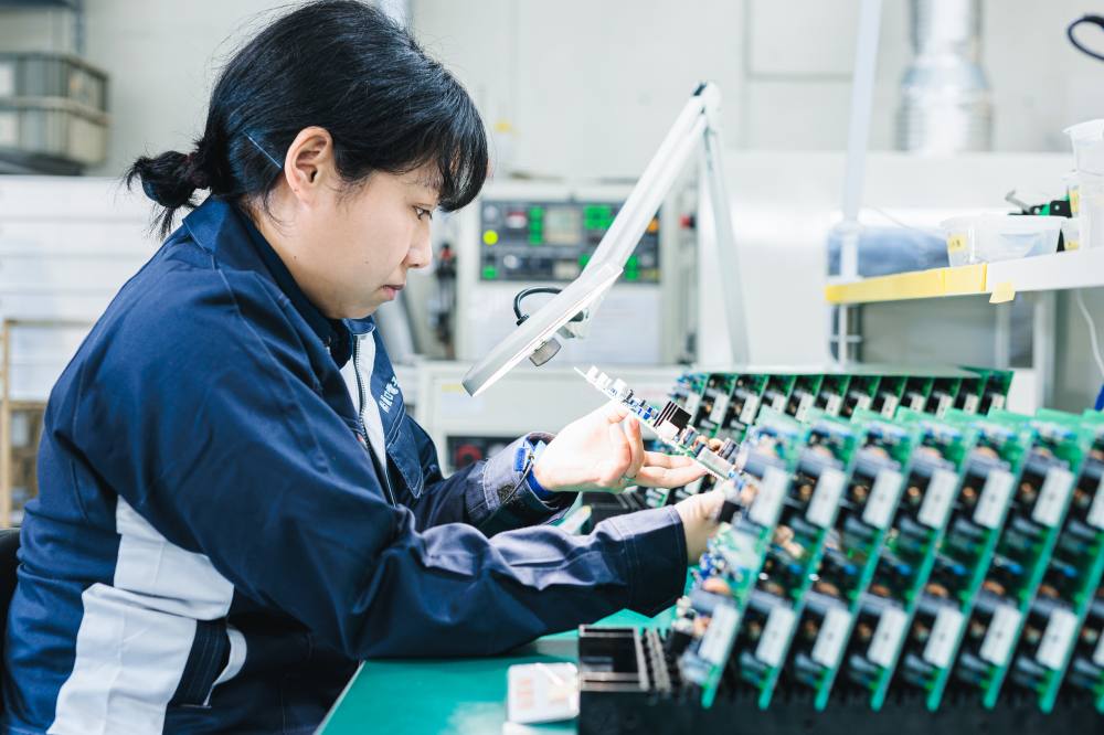 樋口電子 手加工の様子