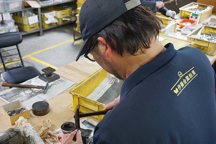 伊藤金属総業。今も大事な工程は手作業で行っている