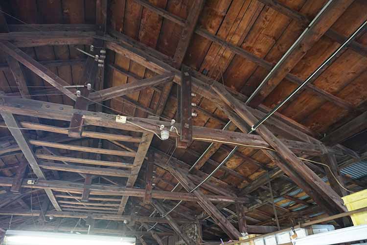 現在の地に移転してきて以来、今も使われる作業場。その梁には年季が刻まれている