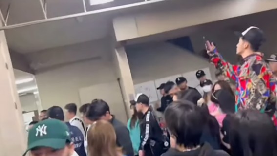 警察に抗議する川崎市民の様子