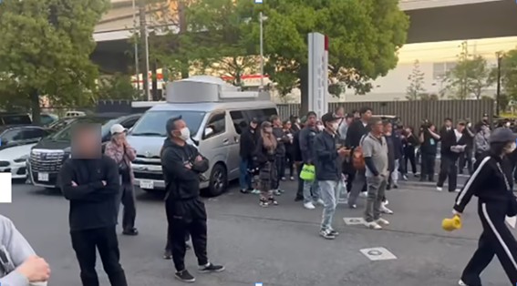 川崎警察署前で抗議する人達