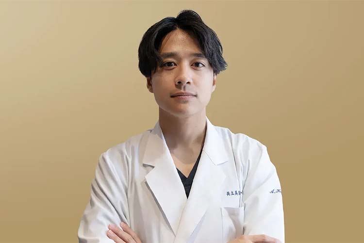 久次米一輝先生。共立美容外科HP