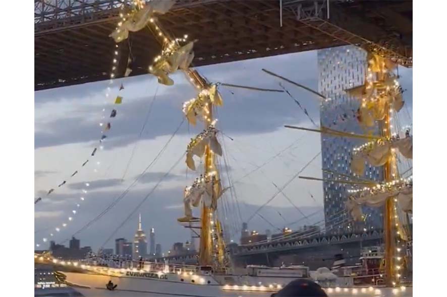 メキシコ海軍の船が橋にぶつかるところ