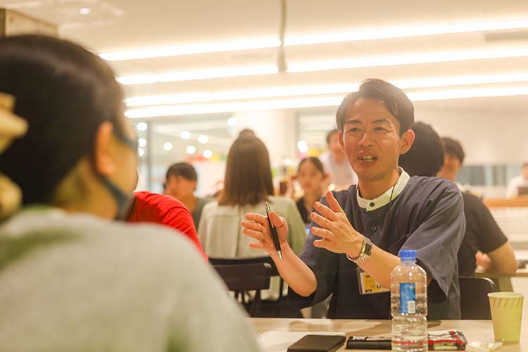 企業と学生が話す写真