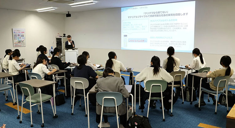 山脇学園中学校・高等学校でのナックの講演会の様子