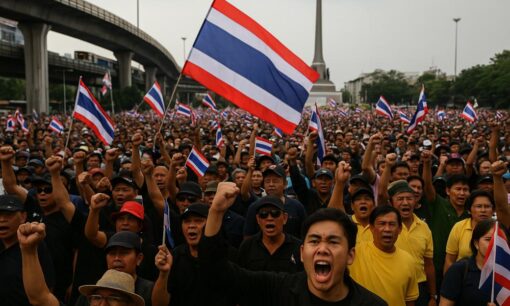 タイのバンコクで2万人規模の大規模反政府デモ　カンボジアとの国境紛争巡り、首相退陣要求