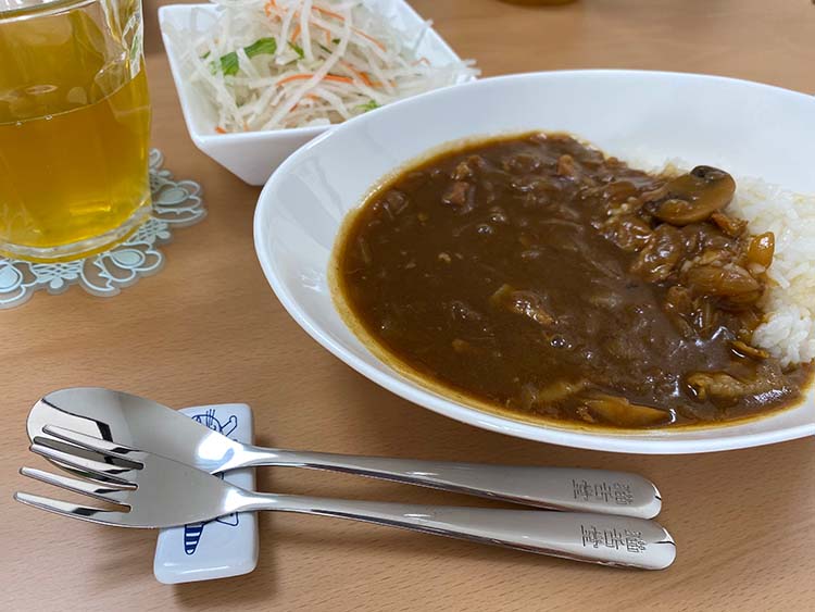 猫舌さんが作ってくれたカレー。「一緒に食べたカレーはとてもおいしかったです」（柴田）