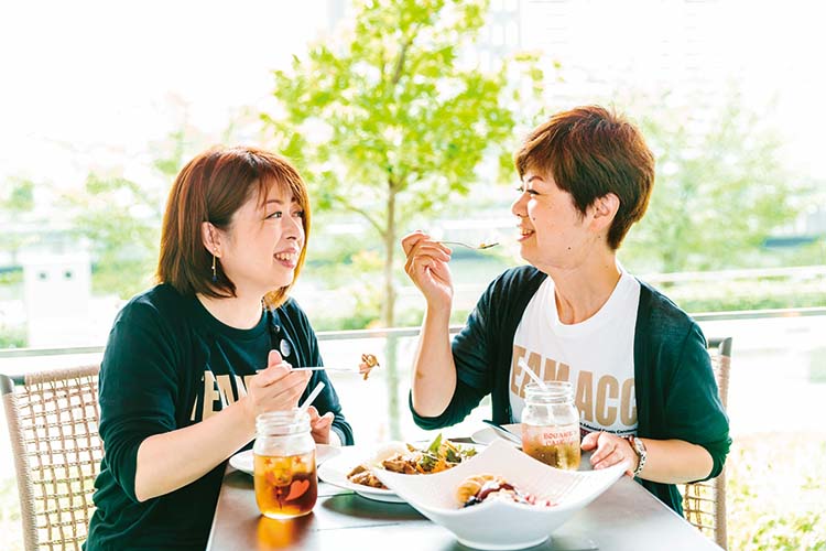 柴田さんと「猫舌さん」こと荒井里奈さん（右）