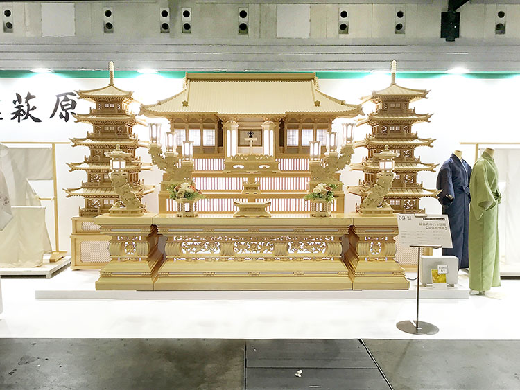 萩原の白木の祭壇