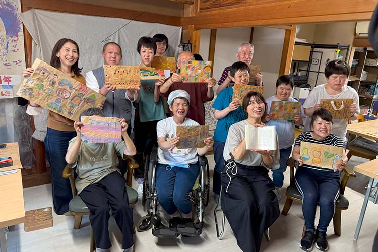 取材を受けた日に、いぶき福祉会のみなさんと記念撮影