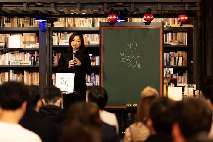 [AIDA]で講義する安藤昭子。普段何気なく使っている言葉や概念にも、深く切り込んで思考する