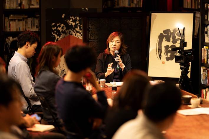 昨年の[AIDA]シーズン５では、これまで以上に「受講者と共に創る学び」が多く生まれた。初の試みとして、受講者表彰の仕組みも新設され、佐藤優氏、大澤真幸氏、田中優子氏、村井純氏、武邑光裕氏、津田一郎氏からアワードが送られた