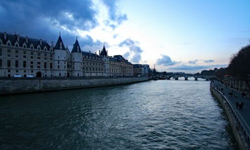 セーヌ川はなぜ泳げるようになったのか  100年ぶりの遊泳解禁、その理由と歴史を解説