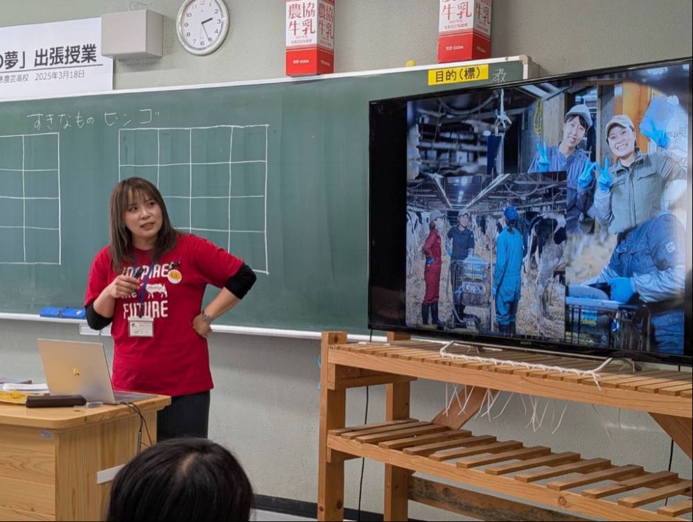 椛木さんが酪農について話す様子