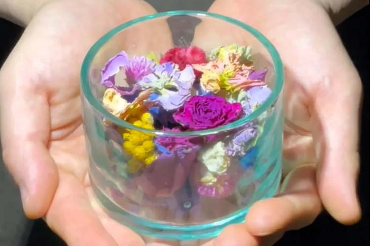 割れた水槽とロスフラワー®がアロマディフューザーに生まれ変わる