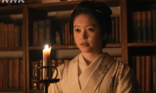 朝ドラ『ばけばけ』初回レビュー　写真だけのオープニングと“おでこキス”に涙する視聴者続出