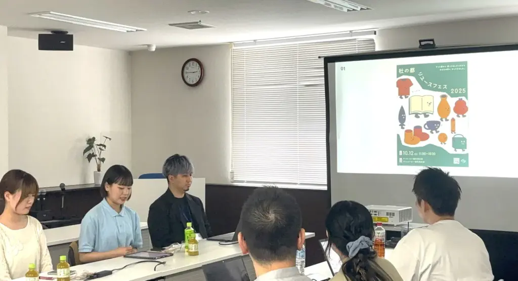 ブックオフ、ポスターデザインミーティング時の様子