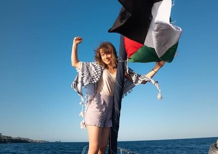 グレタ・トゥーンベリ乗船のガザ支援船団、地中海で爆発とドローン攻撃か