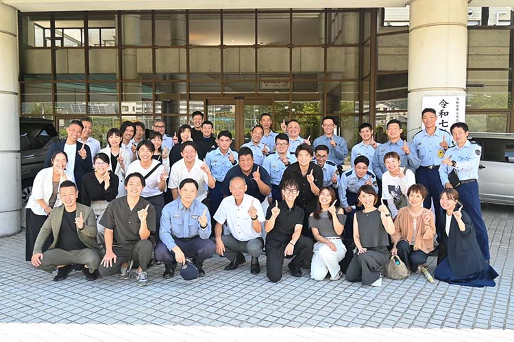 京都刑務所京都刑務所にて、来所された起業家や民間の方々と職員とICHIとの集合写真