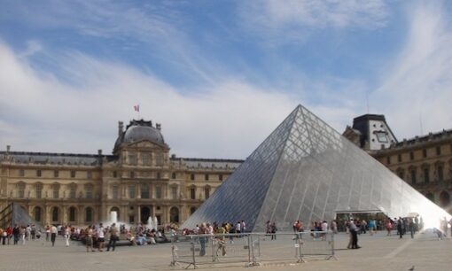 ルーブル宝飾品窃盗、2人拘束。残る2人と“内通”疑惑、未回収の8点はどこへ