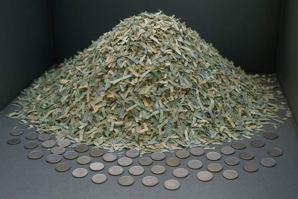 廃棄された紙幣の山のイメージ