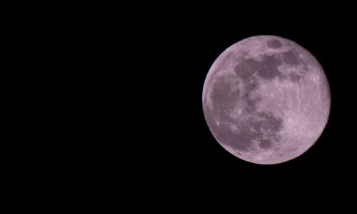 2025年最大のスーパームーン今夜。雲の切れ間に現れる“究極の満月”を見逃すな！