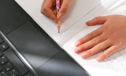 デジタル教科書に揺れる教育現場。6割が「懸念」、海外では紙へ回帰の動きも広がる理由