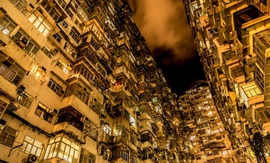 香港高層住宅火災で44人死亡　279人安否不明　竹足場から炎が走った“都市密集の脆さ”