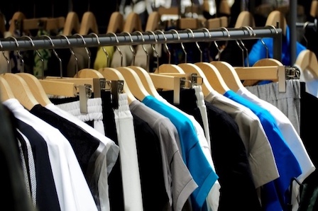 パリの老舗百貨店でSHEIN常設店に行列と抗議。浮かび上がる“ウルトラファスト消費”の光と影