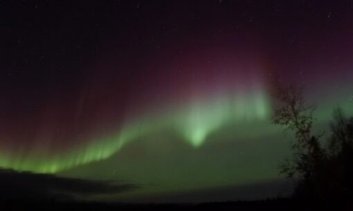 【日本各地で赤いオーロラ】太陽フレアが夜空を染めた瞬間　北海道・新潟・石川で相次ぐ観測報告