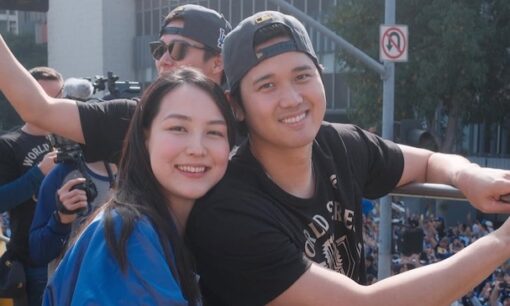 大谷翔平＆真美子さん、優勝パレードで見せた自然体の笑顔　“髪ウェーブ姿”にファン沸騰