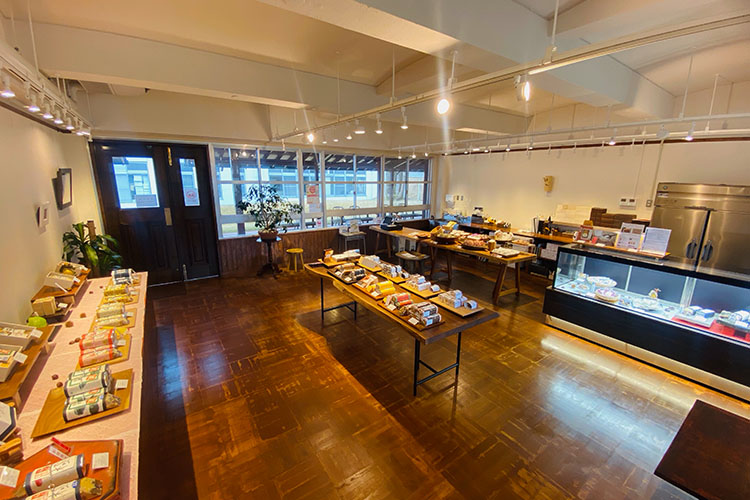 里山ファクトリーの店舗の様子