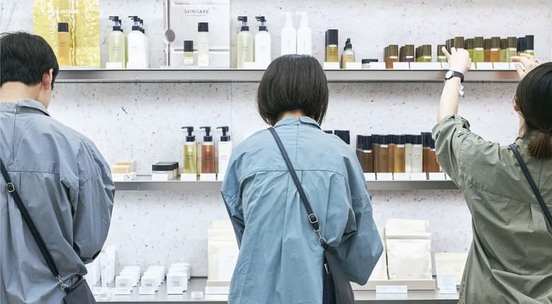 SHIRO×野口染舗が制服アップサイクル　7種の天然素材で廃棄予定の制服を唯一の一枚へ再生