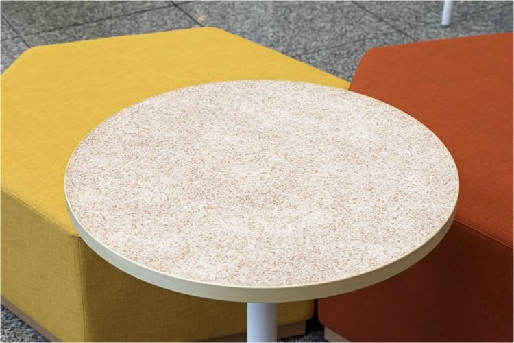 イトーキ×キユーピー、卵殻アップサイクル天板素材を開発　食品副産物を再資源化するサステナブル家具の新潮流