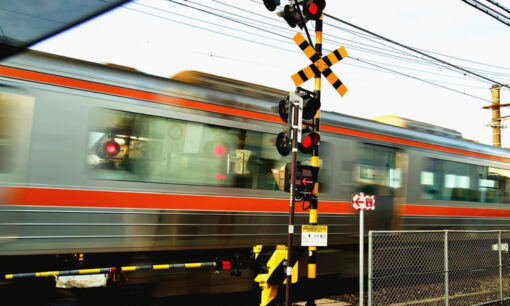 JR日豊線・柳田踏切で人身事故　姶良市で20代女性死亡、通勤ラッシュ直撃 2000人足止め