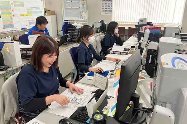 阪南倉庫、車両手配をする女性社員たち