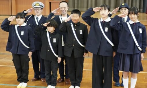 警察官制服を夜光タスキへ　大和被服が挑む廃棄生地の価値転換