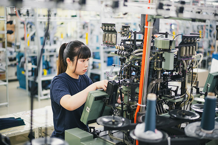 ウエストいわき靴下ラボラトリー工業で働く女子